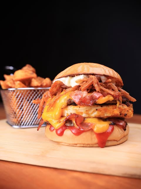Hamburguesa Mega Boom con doble carne, cheddar, bacon y huevo, con fritas